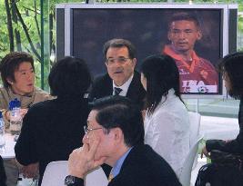 Prodi visits Nakata's World Cup cafe in Tokyo